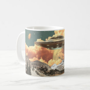 Mug UFO Surréaliste au-Dessus d'un Lac de Montagne ave