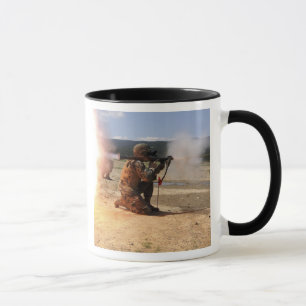 Mug Un agresseur tire une grenade propulsée par fusée
