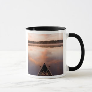 Mug Un canoë repose sur la rive du lac Pawtuckaway