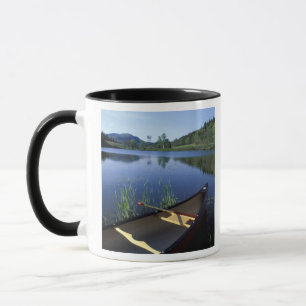 Mug Un canoë repose sur la rive du Little Long Pond