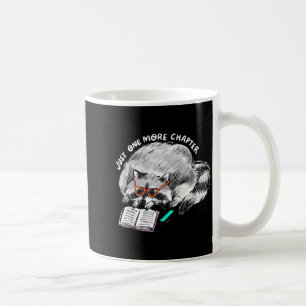 Mug Un chapitre de plus raton laveur lisant amoureux d
