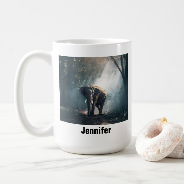 Mug Un éléphant asiatique dans un défrichement éclairé (Avec donut)