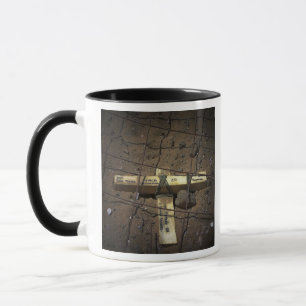 Mug Un équipage de réparation de route place une cro