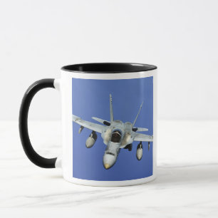 Mug Un F/A-18 Hornet participe à une mission
