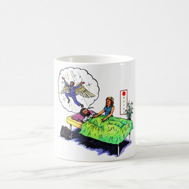 Mug un gars heureux et amusant reçoit un traitement re (Centre)