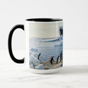 Mug Un groupe de pingouins se tenant sur une plage