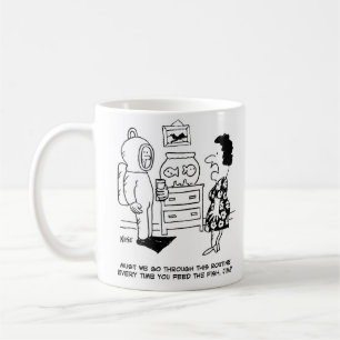Mug Un homme en tenue de plongée pour nourrir le poiss