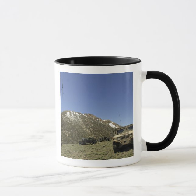 Mug Un Humvee est garé sur le site de retransmission (Droite)