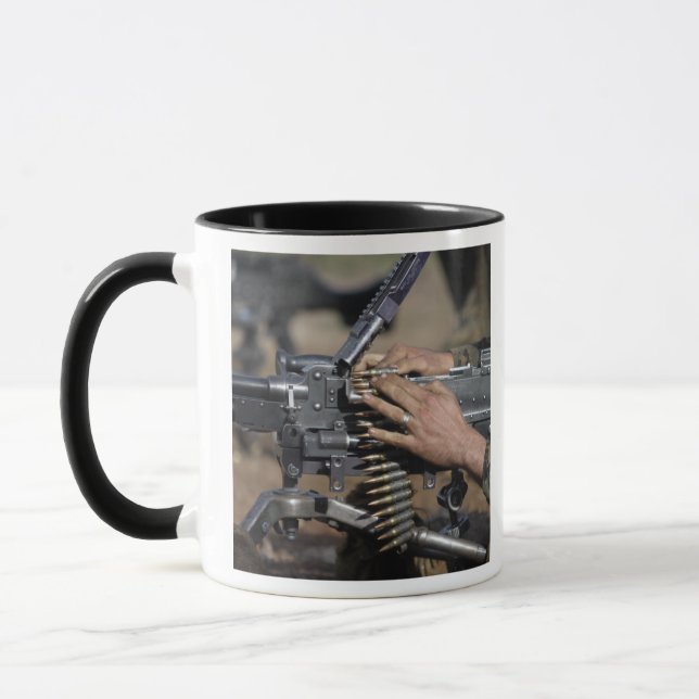 Mug Un Marine charge une mitrailleuse M-240G (Gauche)
