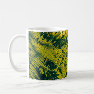 Mug Un plante de fougères vertes avec des ombres. blan