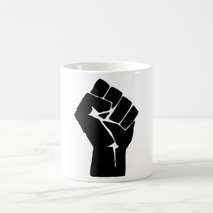 Mug Un poing noir levé - manifestation de résistance