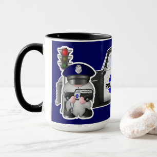 Mug Un policier avec un camion de police