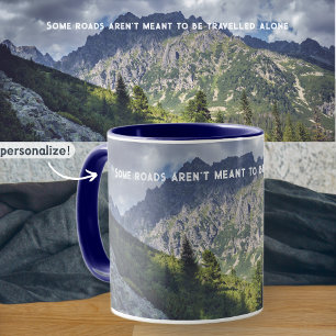 Mug Un sentier rocheux vers les sommets de haute monta