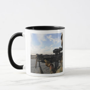 Mug Un soldat se fixe pour tirer sur une cible