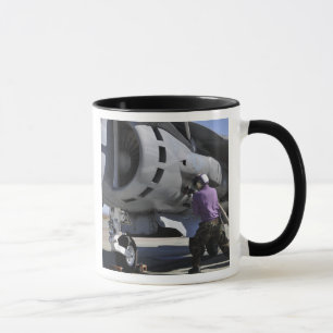 Mug Un technicien en carburant d'aviation fixe une con