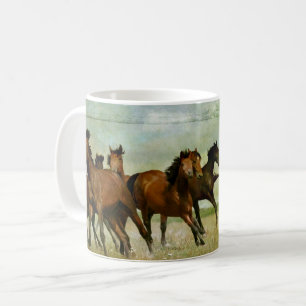 Mug Un troupeau de chevaux qui traversent un champ de
