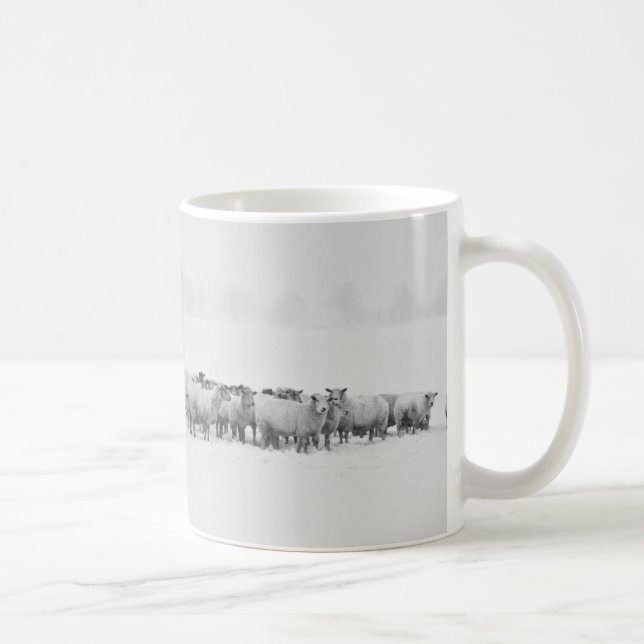 Mug Un troupeau de moutons dans un paysage panoramique (Droite)