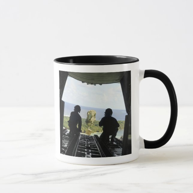 Mug Une boîte de biens humanitaires (Droite)