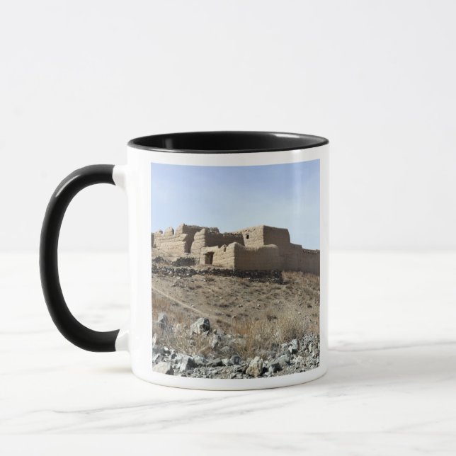 Mug Une enceinte fortifiée dans le village d'Akbar Kh (Gauche)