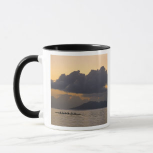 Mug Une équipe de canoë à balancier s'entraîne au larg
