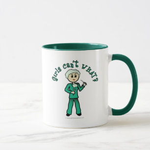 Mug Une femme légère chirurgienne dans les arbustes 
