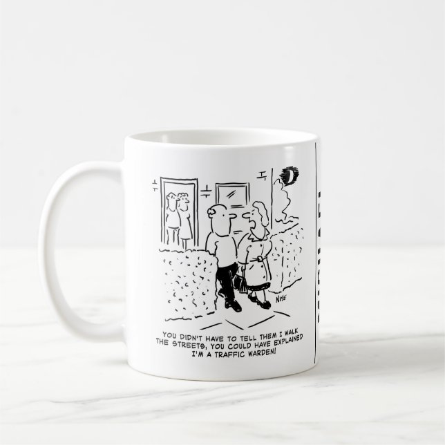 Mug Une femme marche dans les rues en tant que gardien (Gauche)