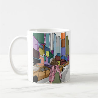 Mug Une femme marche dans une rue animée bordée de la