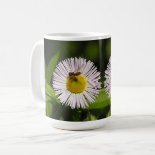 Mug Une fleur de pucette marguerrière et une abeille