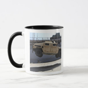 Mug Une grue monte un M998 Humvee
