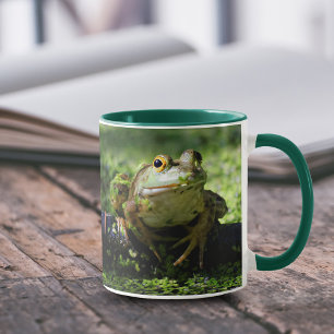 Mug Une jolie grenouille verte frappe un pot sur le tu