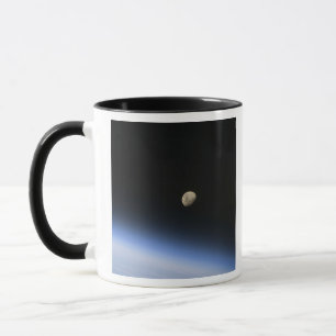 Mug Une lune gibbbeuse évidente au-dessus de