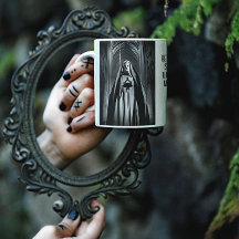 Une religieuse mal dans une cathédrale sombre