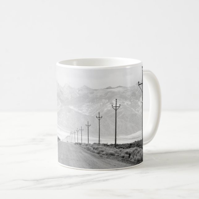 Mug Une route solitaire et des lignes électriques | Mo (Devant droit)