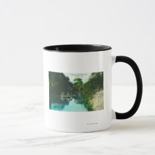 Mug Une scène de ruisseau avec famille en canot