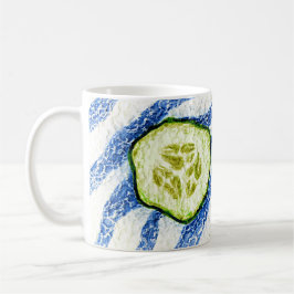 Mug Une tranche de concombre vert d'été sur bleu et bl
