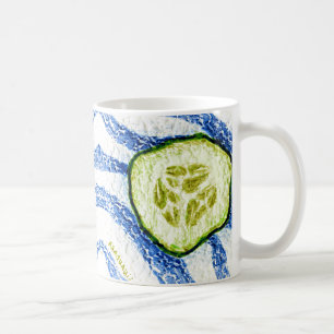 Mug Une tranche de concombre vert d'été sur bleu et bl