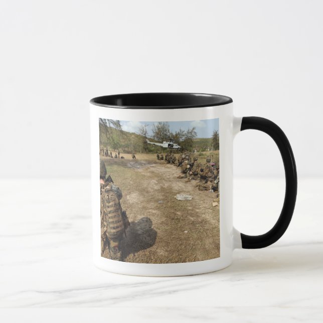 Mug US Marines assure la sécurité en tant qu'UH-1N (Droite)