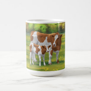Mug Vache de Guernesey et veau mignon dans les pâturag