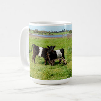 Mug Vaches Galloway à ceinture bébé à la campagne,