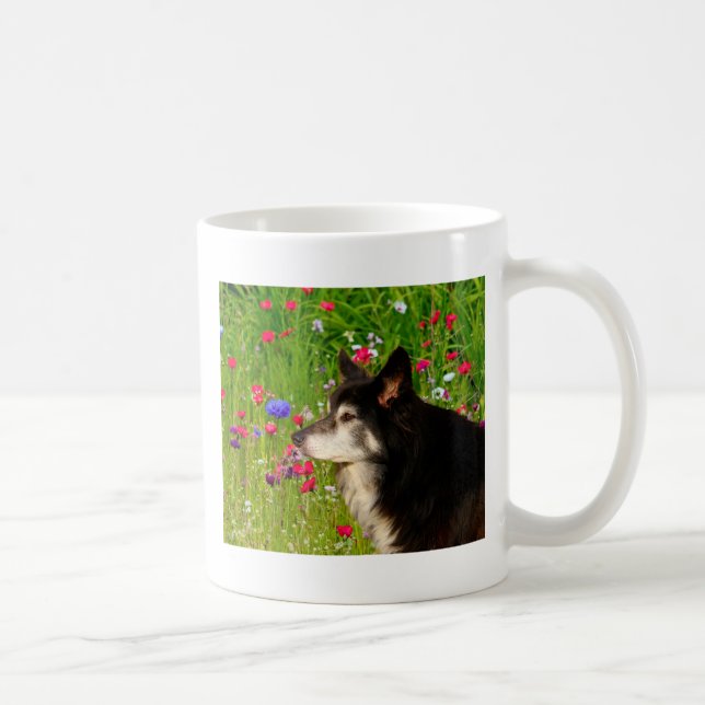 Mug Valentine Frontière Collie avec de belles fleurs (Droite)