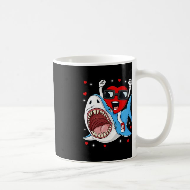 Mug Valentines Jour Coeur équitation Requin amusant En (Droite)