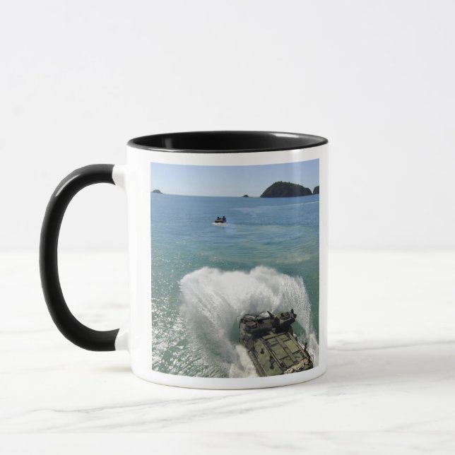 Mug Véhicules d'attaque amphibie sortie du pont du pui (Gauche)