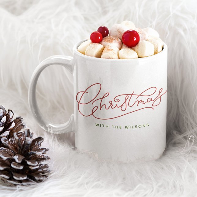 Mug Votre famille Noël moderne Script Nom de famille (Sip in style! Embrace the holidays with our cute personalized family name mug!)