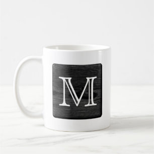 Mug Votre monogramme de lettre. Image de bois noir