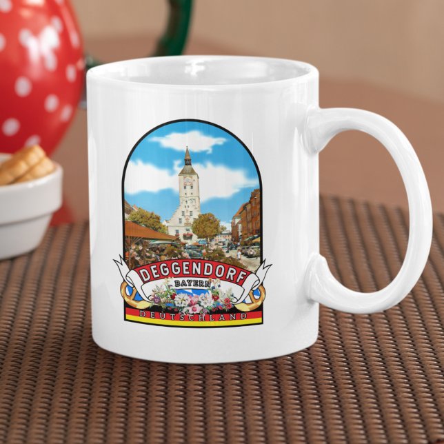 Mug Voyage en Allemagne (Deggendorf: Wo die Donau die malerische Kulisse einer charmanten bayerischen Stadt umarmt.)