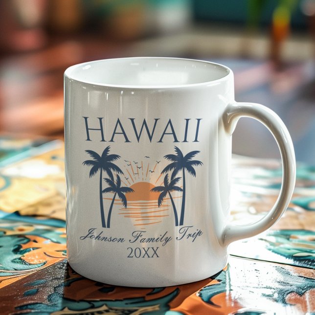 Mug Voyage en famille Hawaii (A white ceramic coffee mug with a custom "Hawaii Family Trip" design featuring palm trees and a sun.)