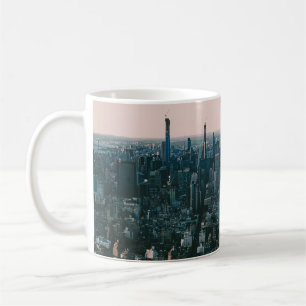 MUG VUE AÉRIENNE DES BÂTIMENTS DE LA VILLE EN JOURN