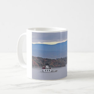Mug Vue de phare de pré d'Esopus dans le brouillard