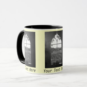 Mug Vue du paysage rural depuis la fenêtre de l'église