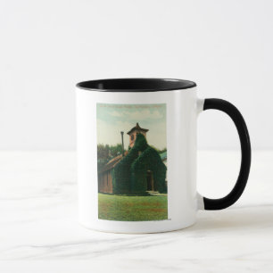 Mug Vue extérieure de la chapelle couverte de lierre,